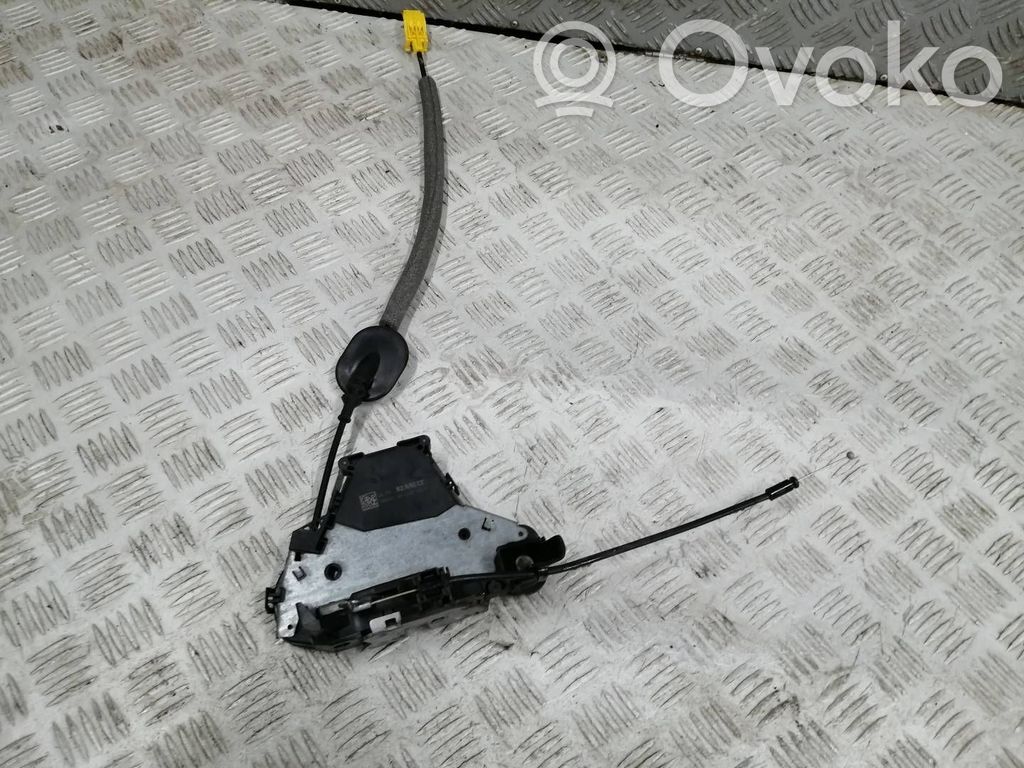 Renault Captur II Coupe door lock (next to the handle) 
