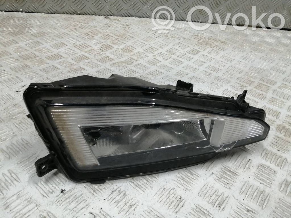 Volkswagen PASSAT B8 Światło przeciwmgłowe przednie 
