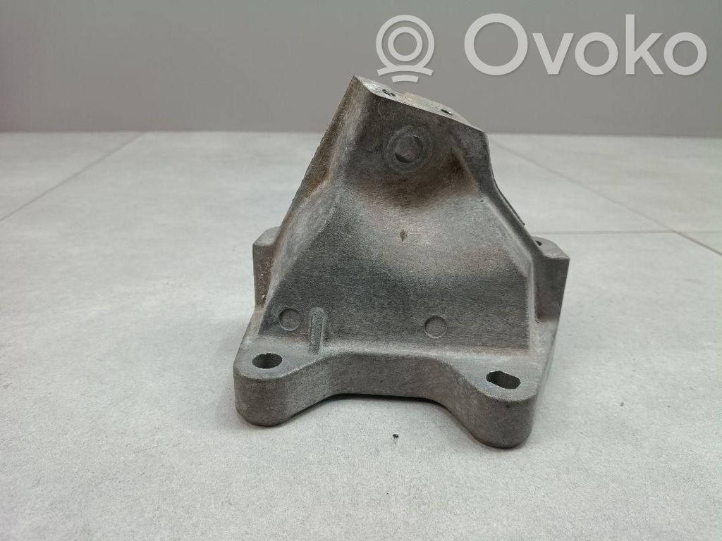 Jeep Grand Cherokee Engine mounting bracket 