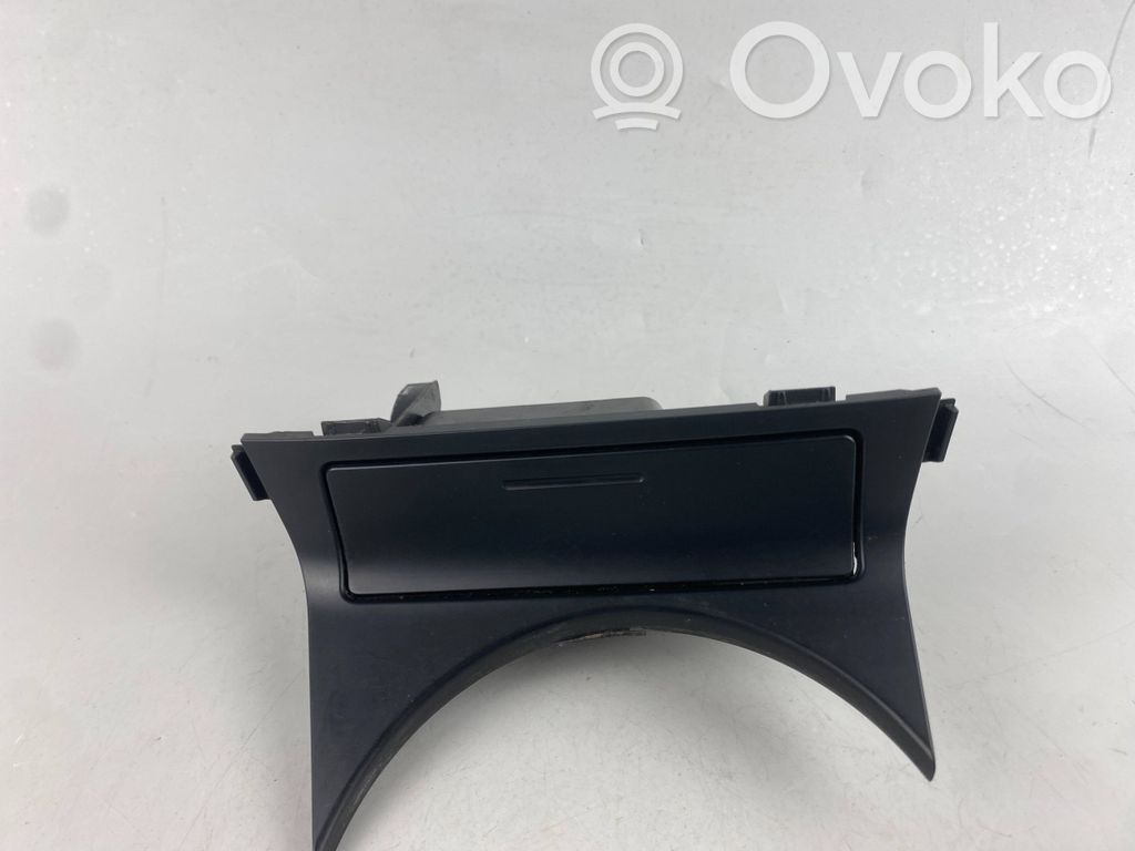 Subaru Outback Aschenbecher vorne 