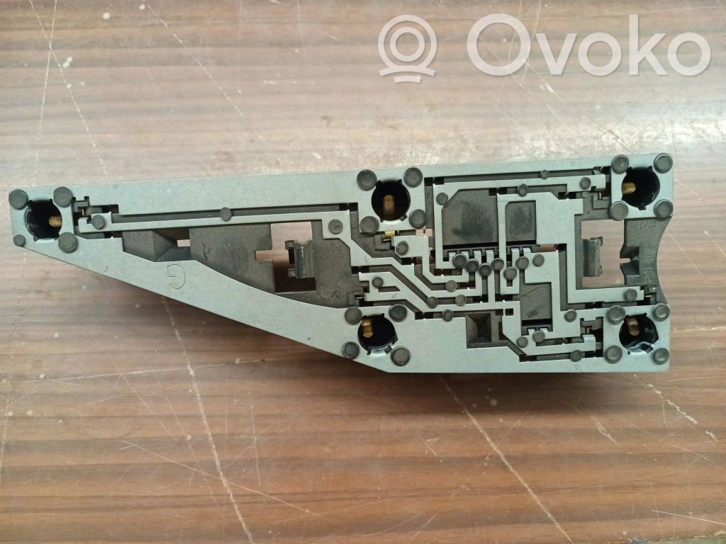 Peugeot 406 Takavalon polttimon suojan pidike 