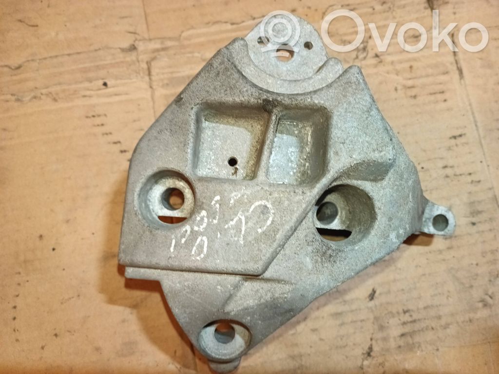 Renault Kangoo I Engine mounting bracket 