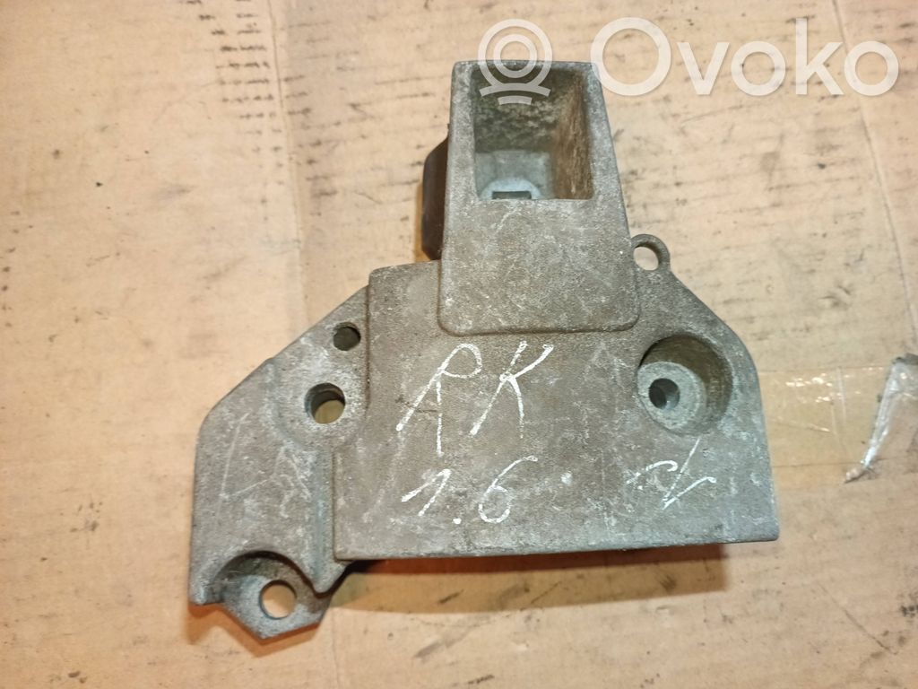 Engine mounting bracket   8200068255