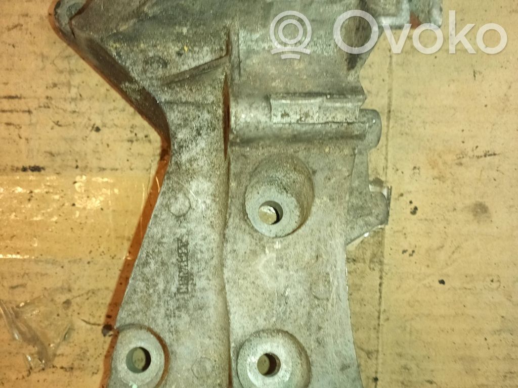 Renault Megane II Generator/alternator bracket 