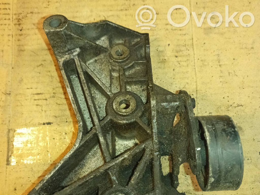 Renault Kangoo I Engine mounting bracket 