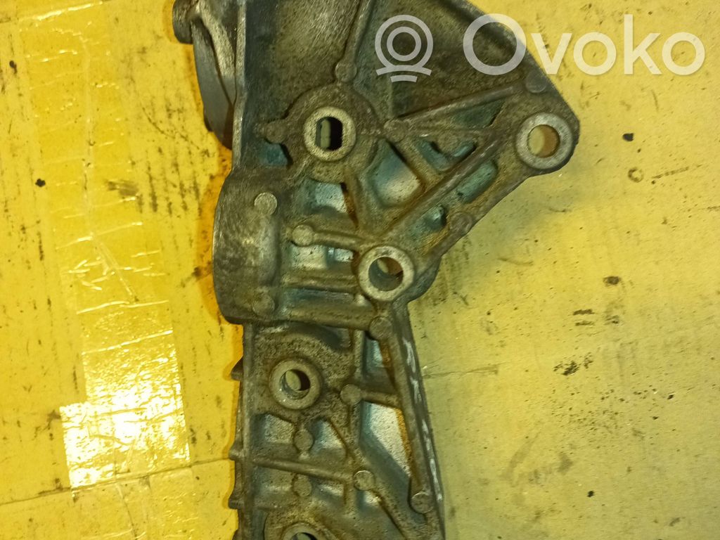 Renault Kangoo II Engine mounting bracket 