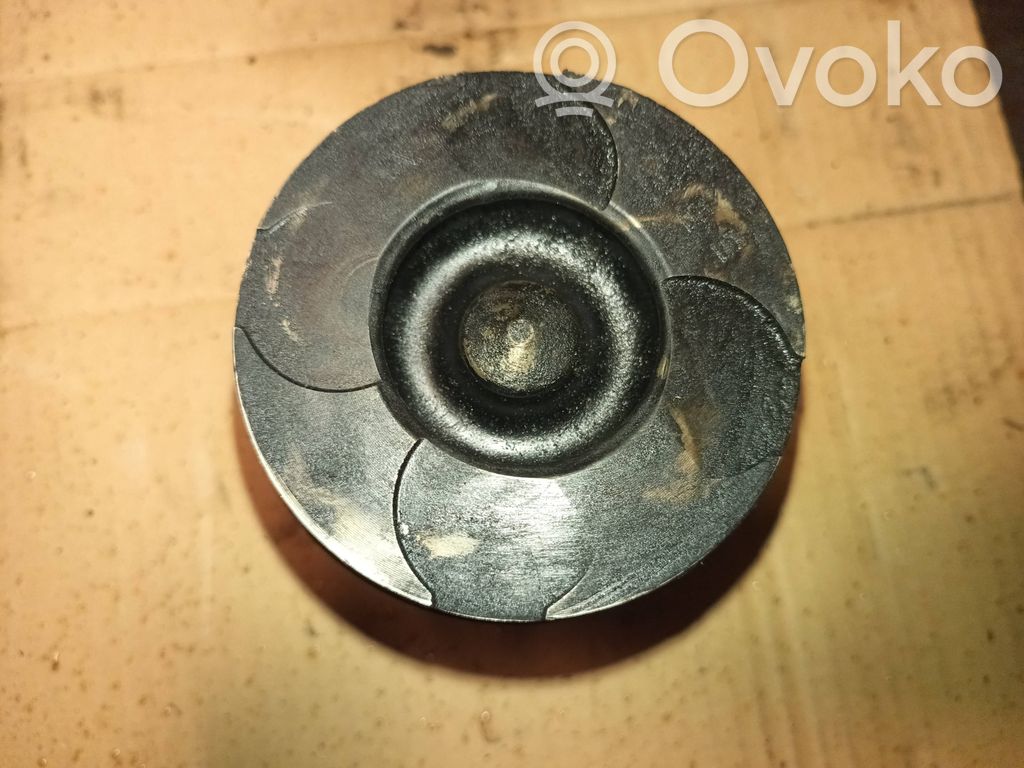 Renault Master II Piston 