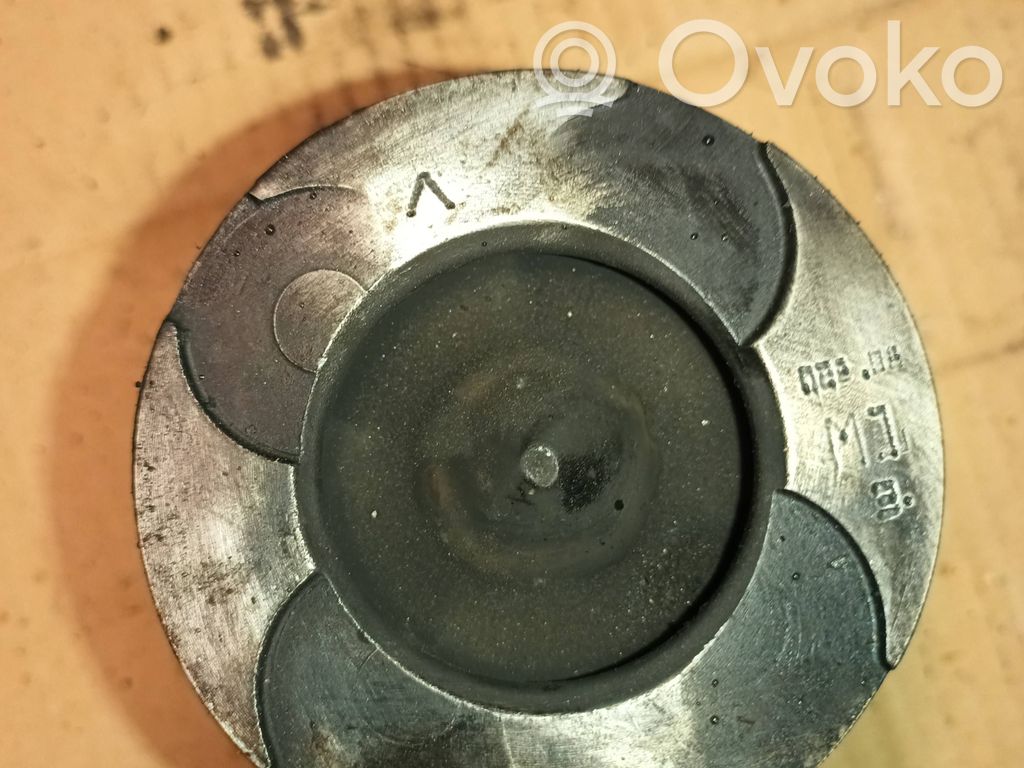 Renault Master II Piston 