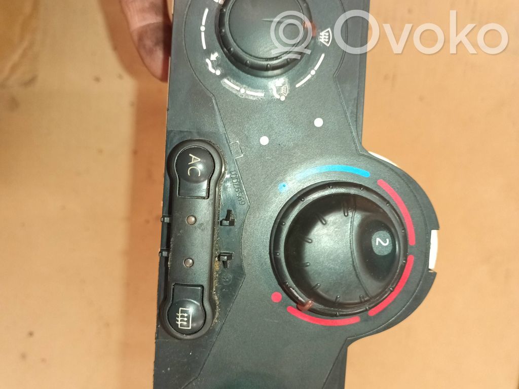 Renault Clio III Climate control unit 