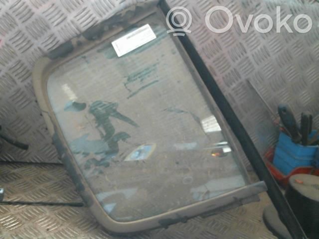 Renault Clio II Ventanilla de ventilación de la puerta trasera 