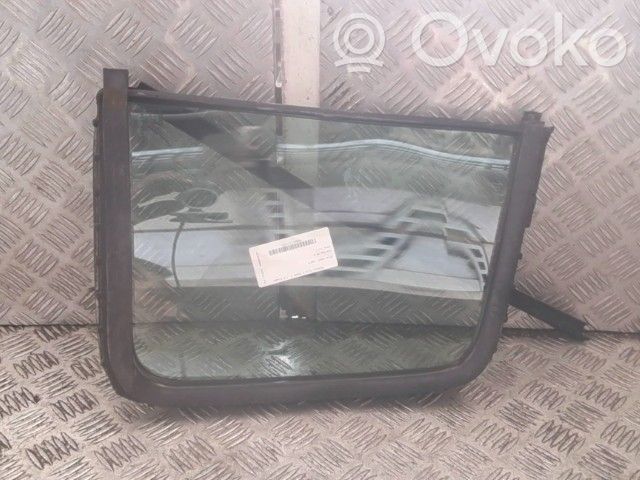 Renault Clio II Ventanilla de ventilación de la puerta trasera 