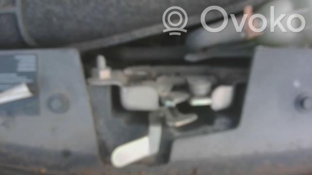 Renault Clio III Konepellin lukituksen vastakappale 