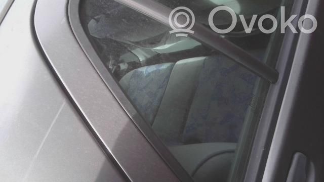 Renault Clio I Ventanilla de ventilación de la puerta trasera 