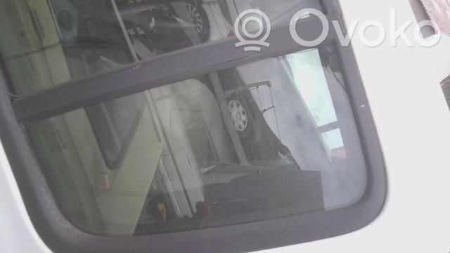 Renault Clio III Ventanilla de ventilación de la puerta trasera 