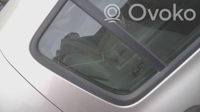Renault Clio III Ventanilla de ventilación de la puerta trasera 