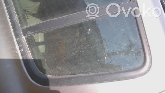 Renault Clio III Ventanilla de ventilación de la puerta trasera 