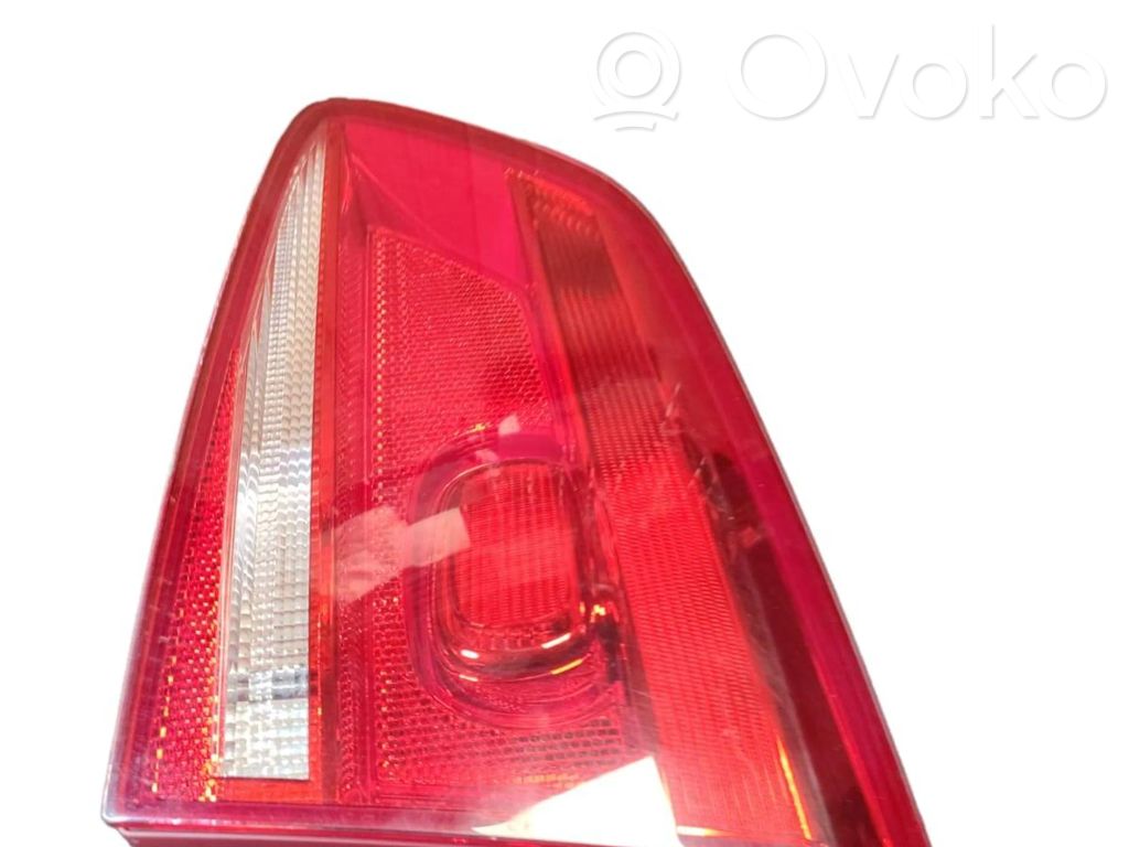 Volkswagen PASSAT B7 Lampy tylnej klapy bagażnika 