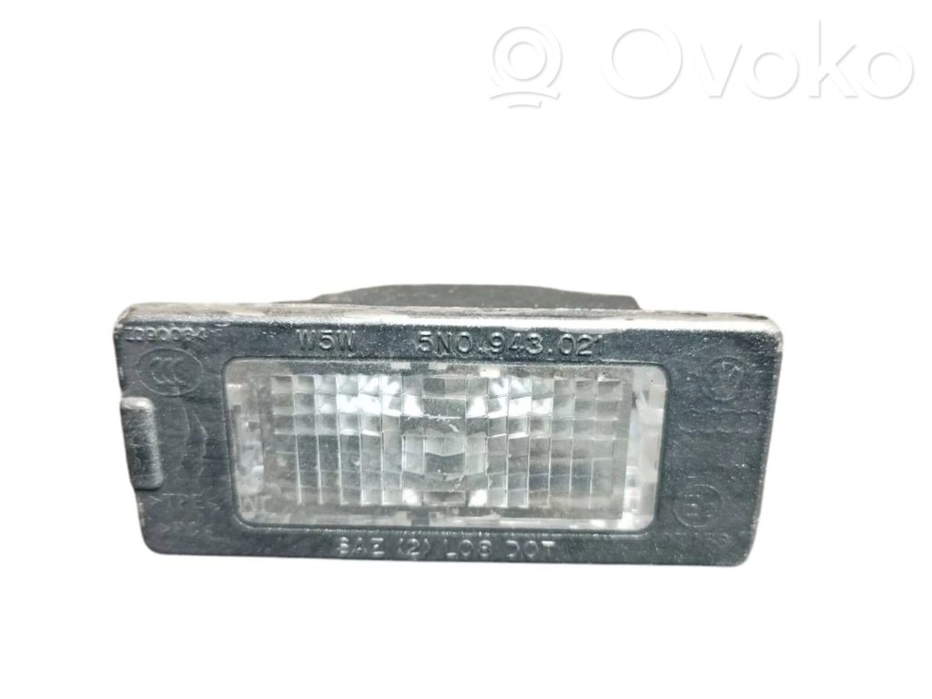 Volkswagen PASSAT B6 Lampa oświetlenia tylnej tablicy rejestracyjnej 