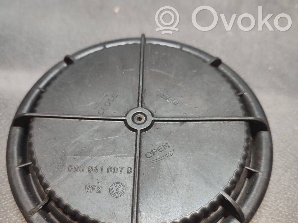 Volkswagen Golf VII Osłona żarówki lampy przedniej 