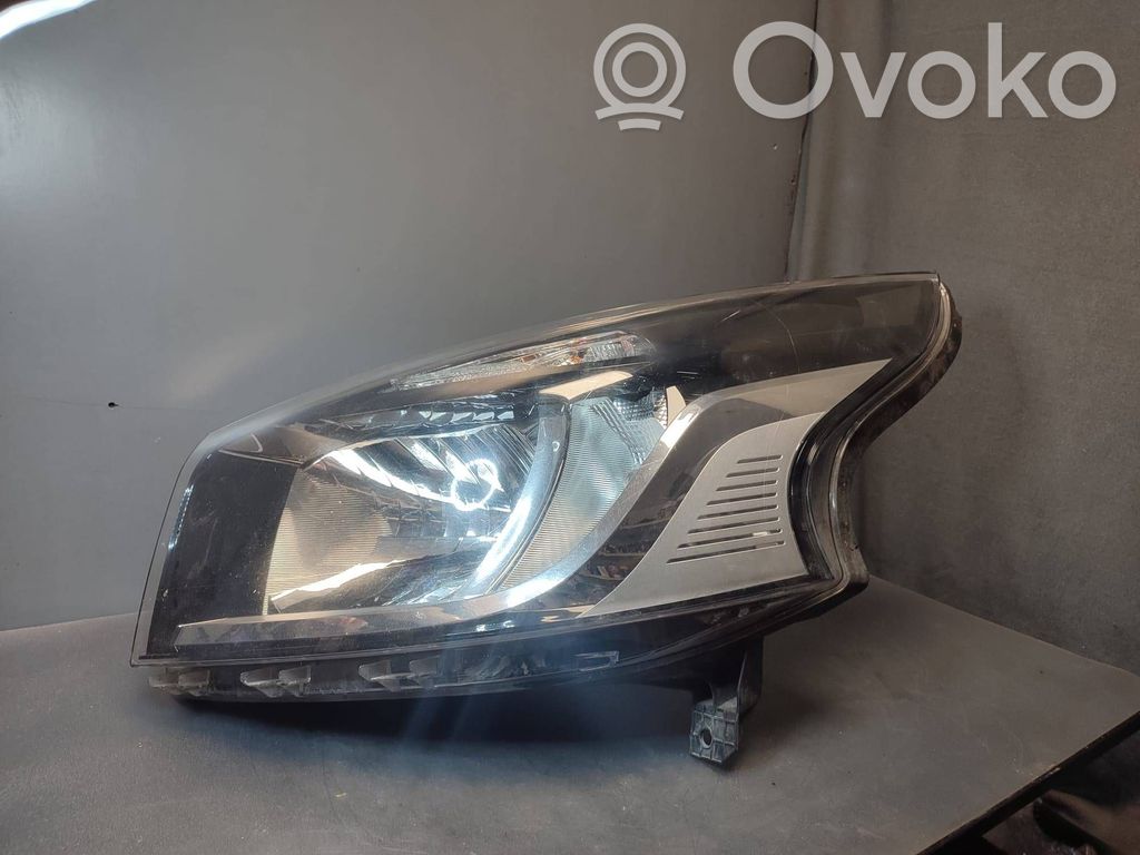 Renault Trafic III (X82) Lampa przednia 