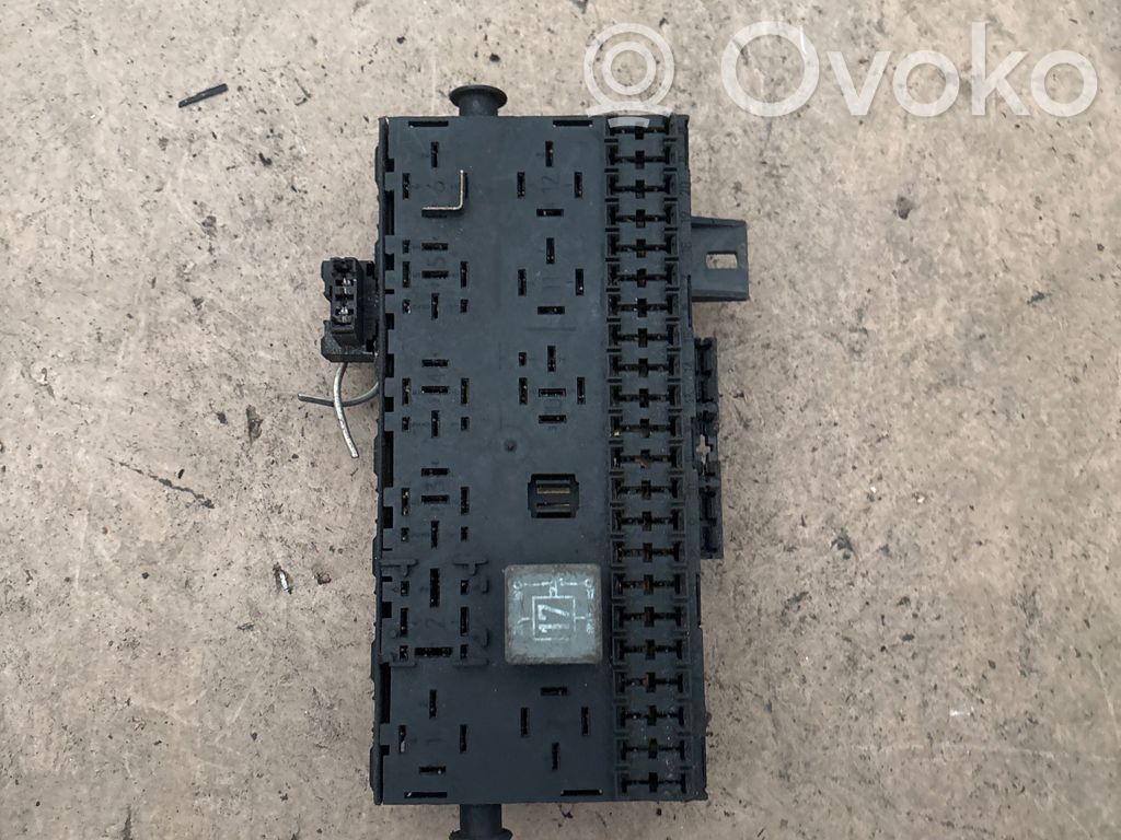 Volkswagen PASSAT B3 Juego de caja de fusibles 