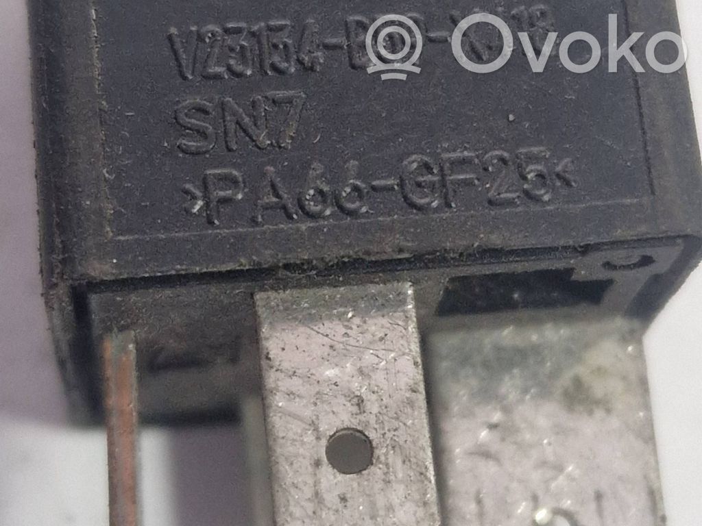Audi A4 S4 B5 8D Inne przekaźniki 