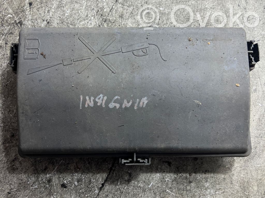 Opel Insignia A Tapa de caja de fusibles 
