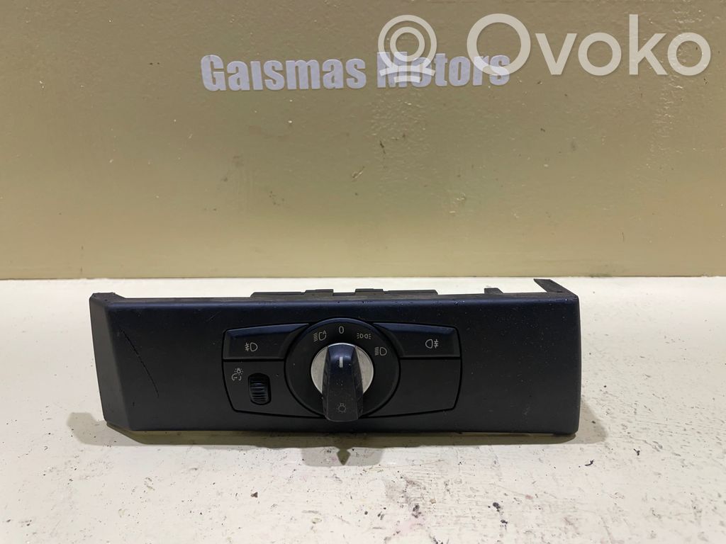 Light switch   6988565