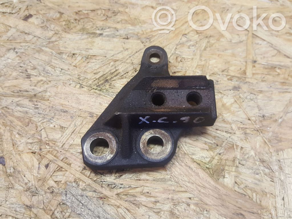 Volvo V70 Engine mounting bracket 