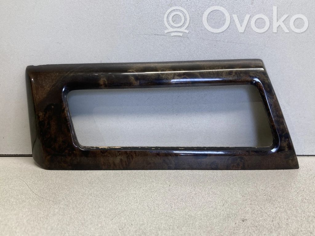 BMW 5 E60 E61 Kojelaudan hansikaslokeron lista 