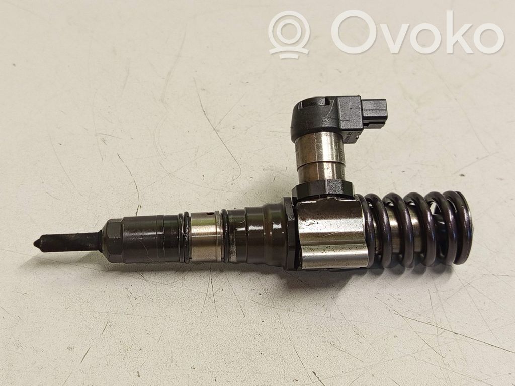 Volkswagen PASSAT B6 Inyector de combustible 