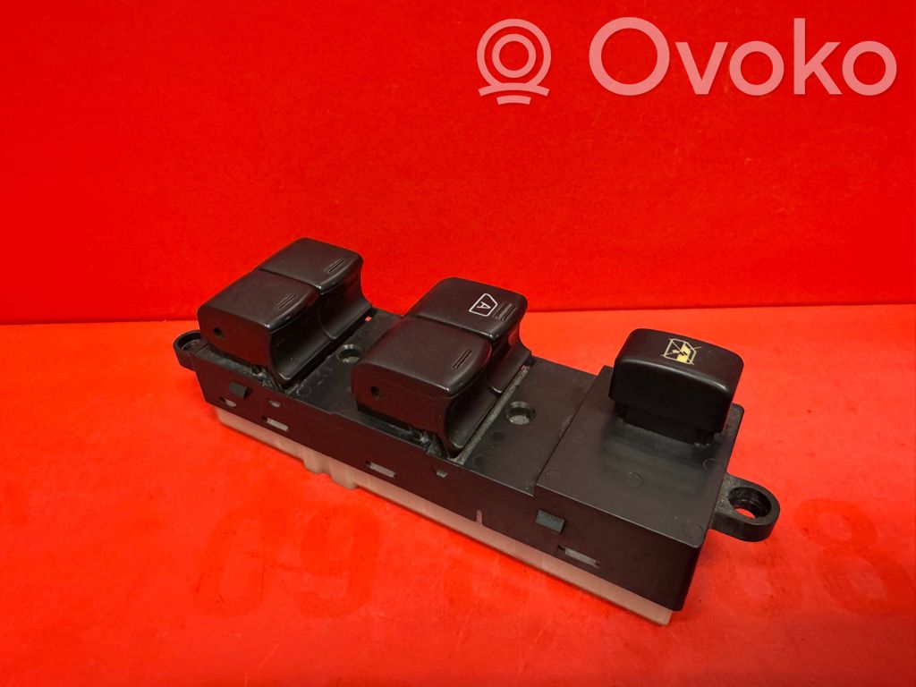 Nissan Note (E11) Electric window control switch 