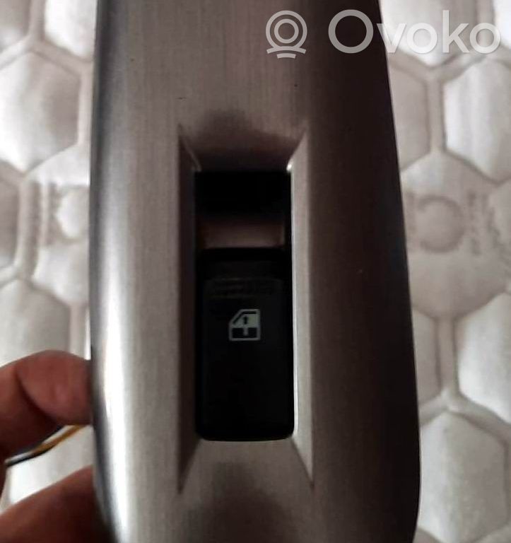 Electric window control switch   935752C100