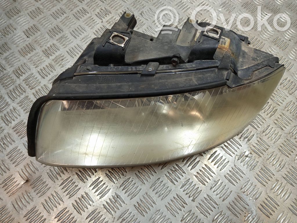Audi A4 S4 B6 8E 8H Lampa przednia 