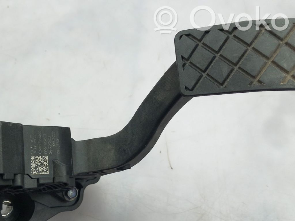 Akseleratora pedālis   2Q1723503