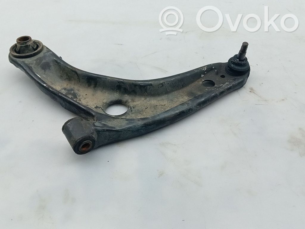 Toyota Yaris Wahacz przedni 