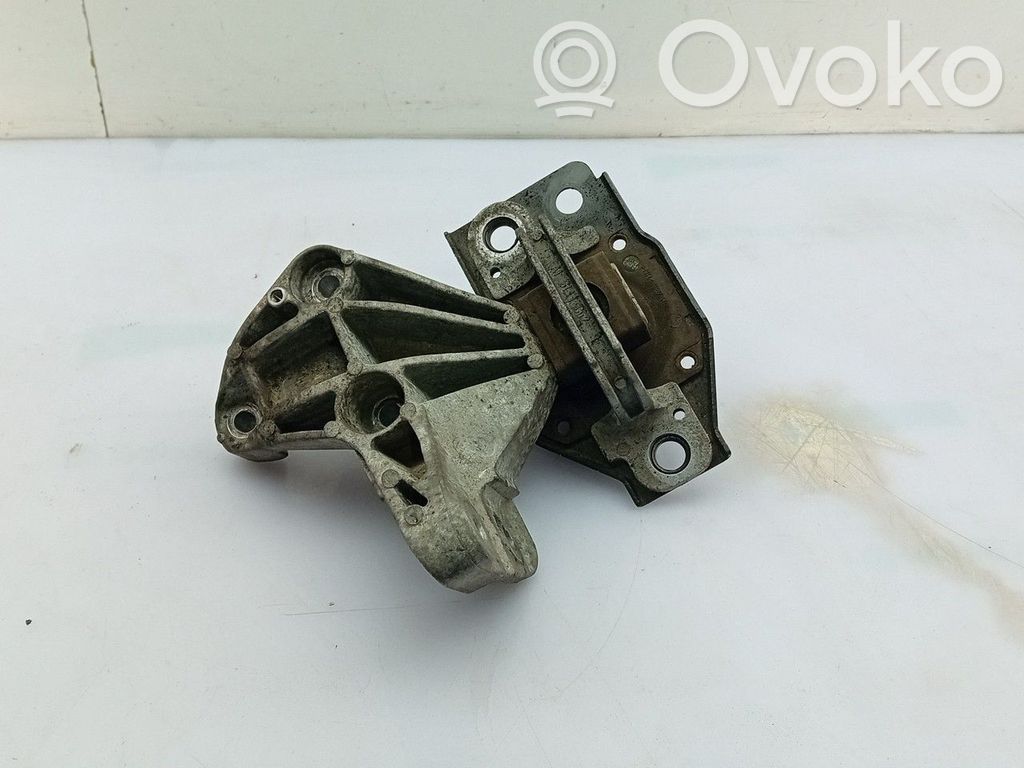 Nissan Qashqai Engine mount bracket