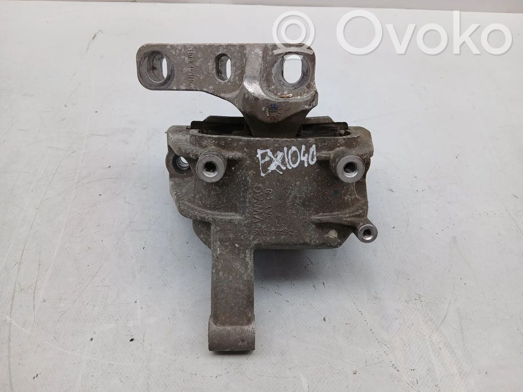 Volkswagen Tiguan Engine mount bracket