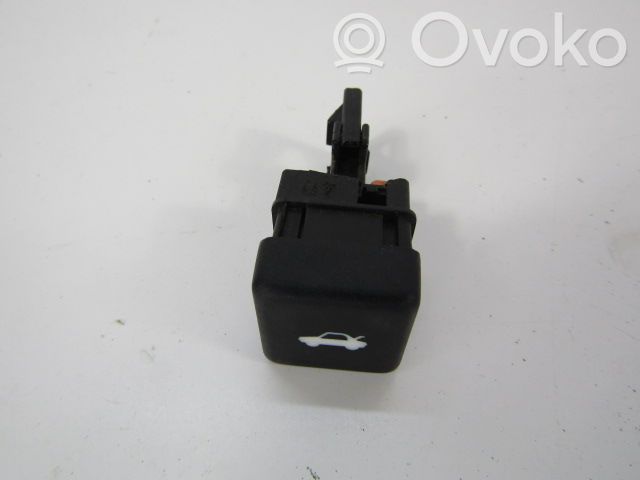 Tailgate/boot open switch button