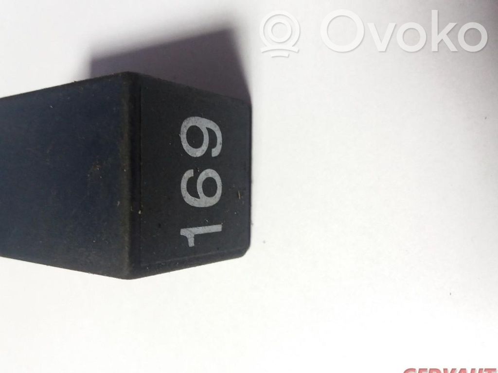 Volkswagen PASSAT B5 Other relay 