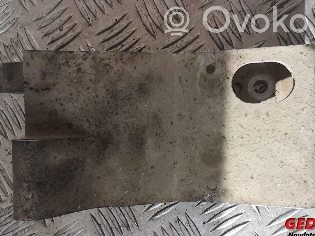 Engine mounting bracket