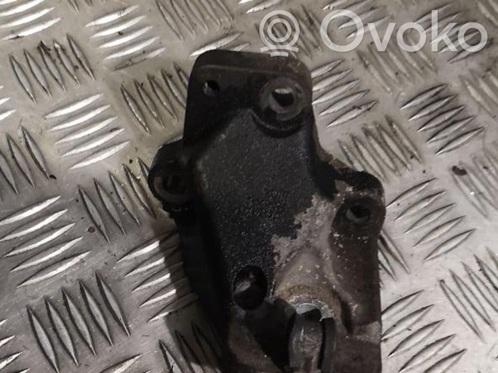 Volvo V70 Engine mounting bracket 