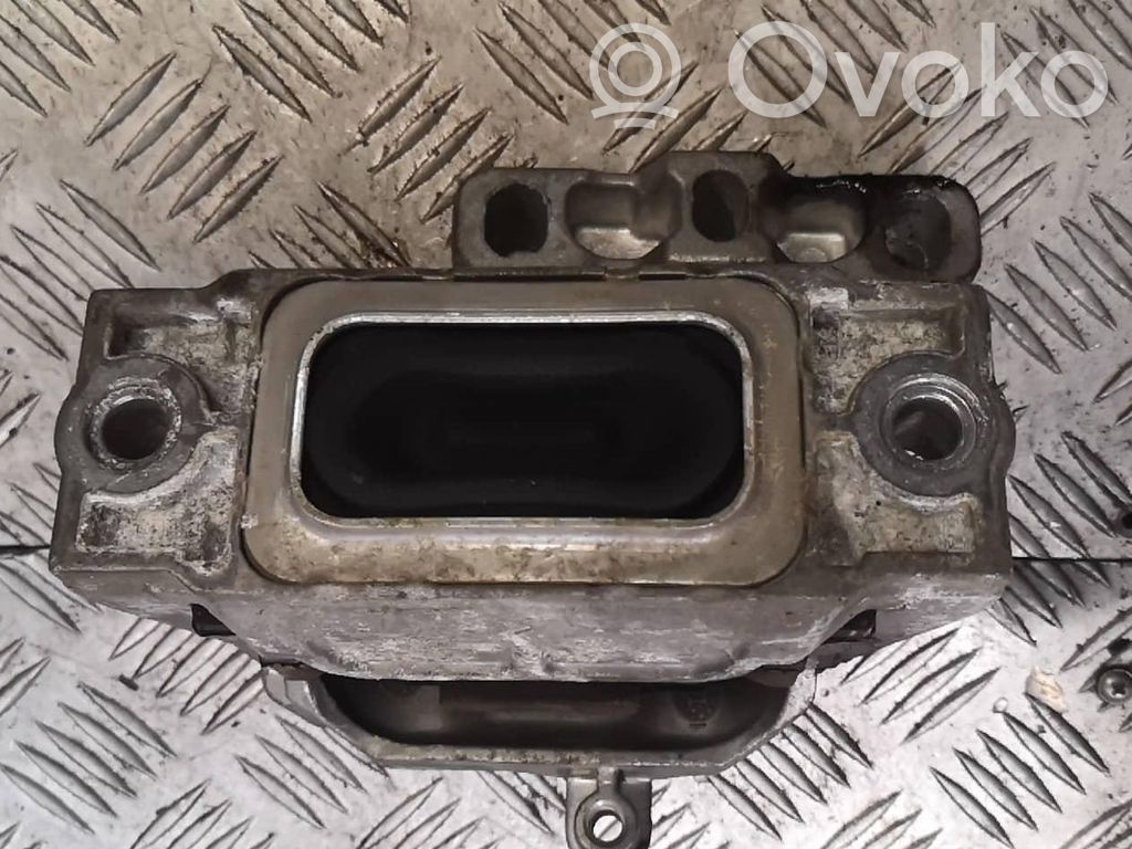 Volkswagen PASSAT B6 Engine mount bracket 