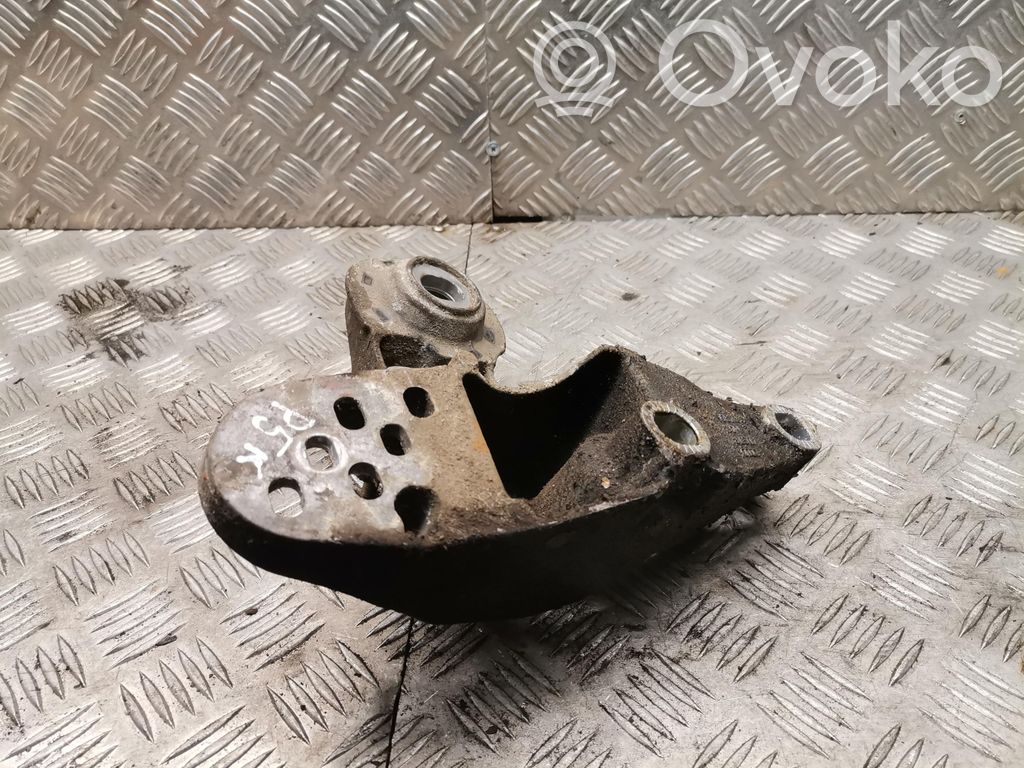 Volkswagen PASSAT B5 Engine mounting bracket 