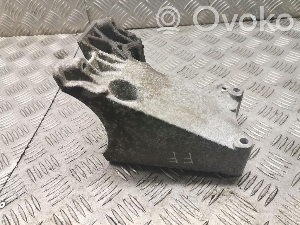 Ford Focus Engine mounting bracket 