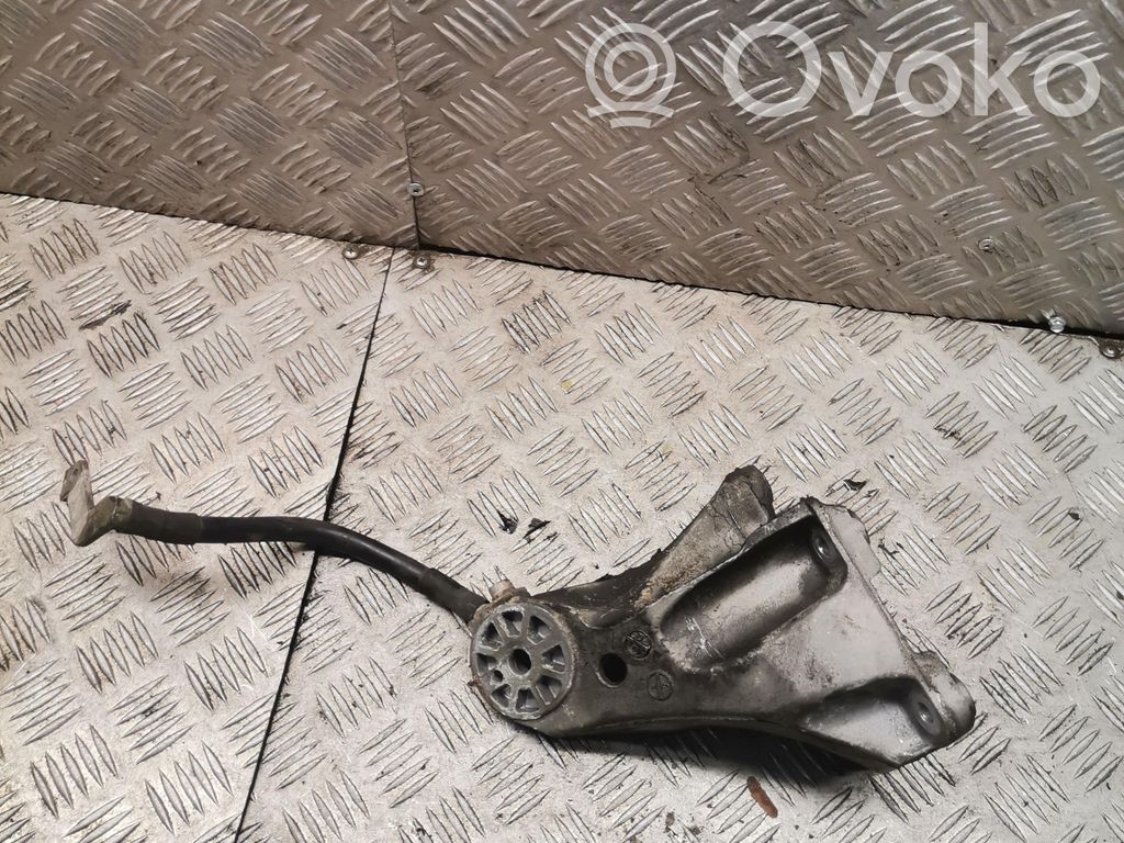 Volkswagen Touareg I Engine mounting bracket 