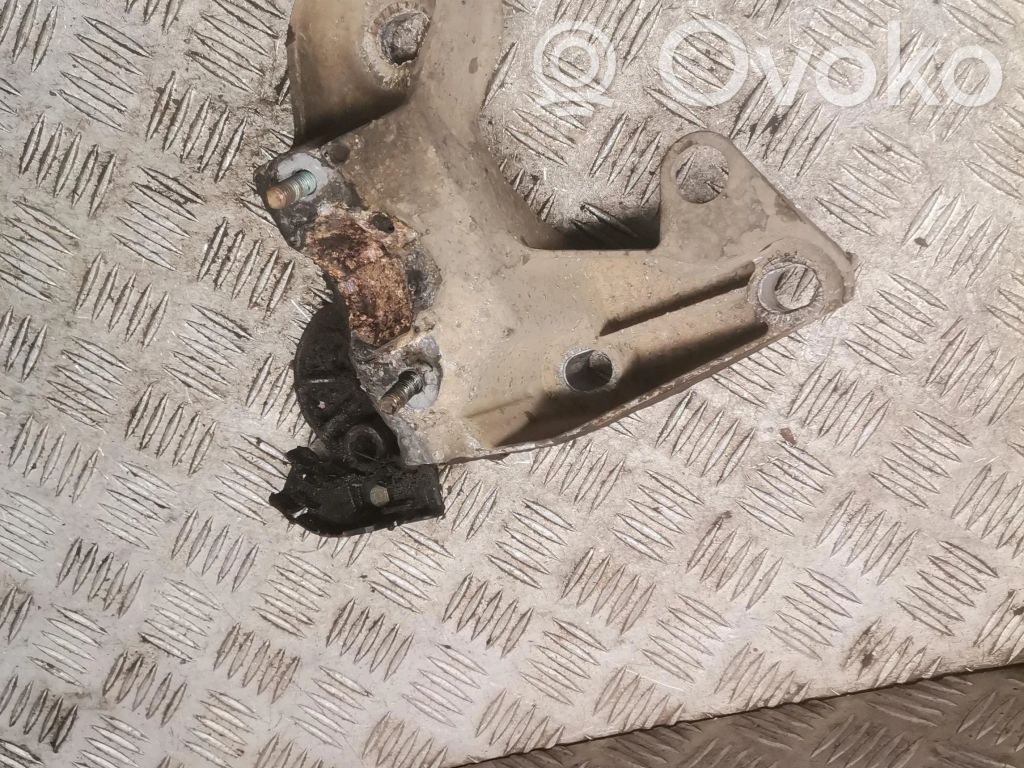 Audi A4 S4 B5 8D Engine mounting bracket 