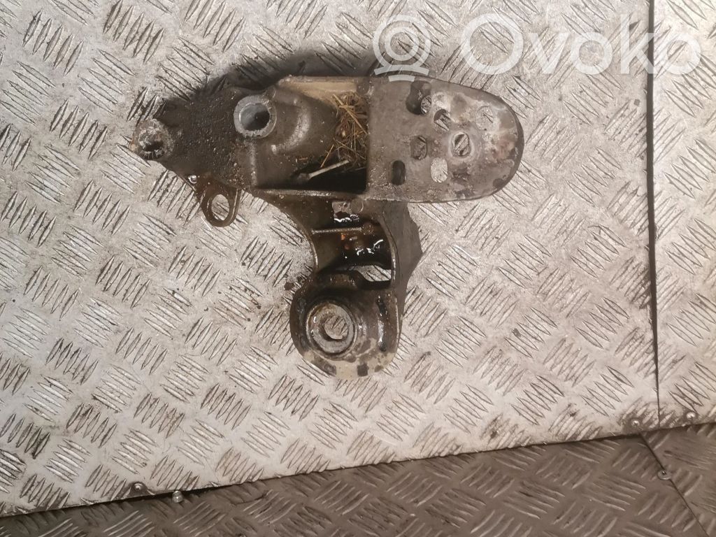 Audi A4 S4 B5 8D Engine mounting bracket 