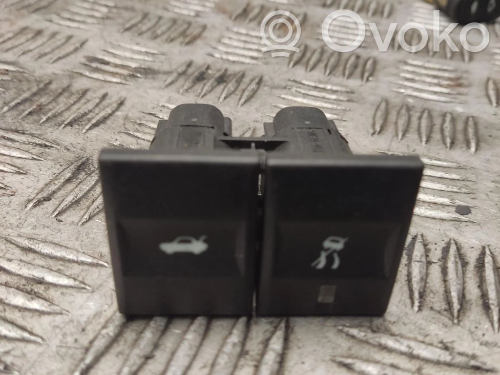 Ford Mondeo Mk III Tailgate opening switch 