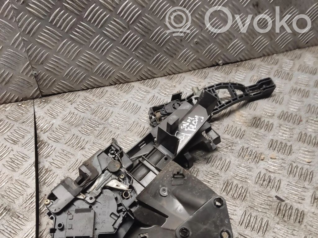 Ford Focus Priekšpusē slēdzene 